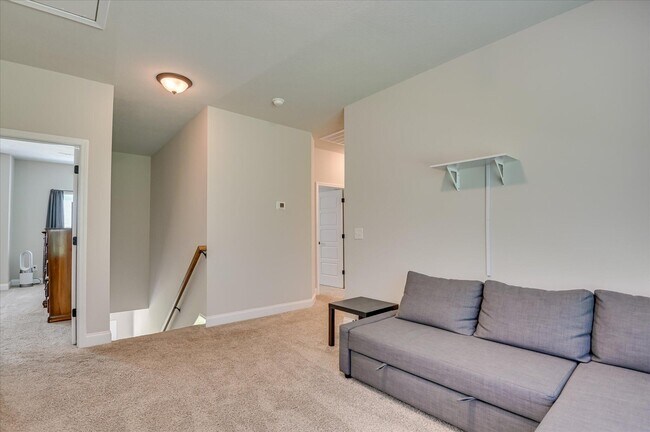 Building Photo - 210 Pebble Ln