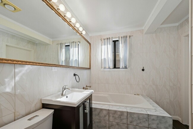 Building Photo - 72 Huntington Dr