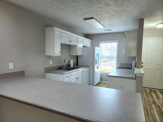 Building Photo - Like New Townhome