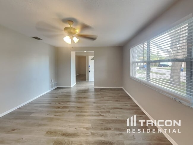 Building Photo - 730 College Hill Dr