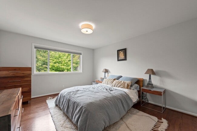 Building Photo - Spacious 4-Bedroom Mid-Century Home in Vie...