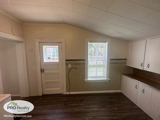 Building Photo - 2 Bedroom Home with an Office/Den Space