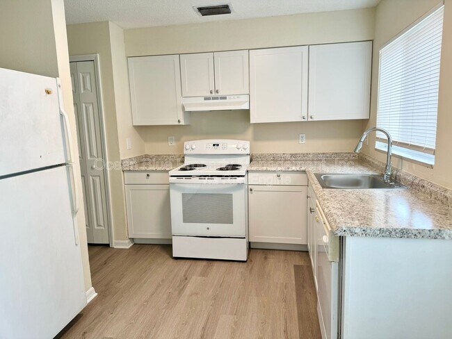 Building Photo - 3006 Summer House Dr