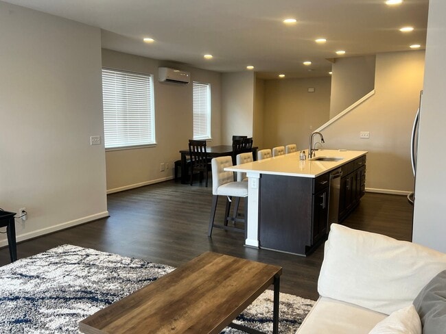 Building Photo - Beautiful Sunridge Townhome in Kent.
