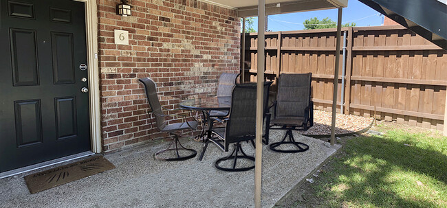 Front patio overlooks common courtyard - 6723 Eastridge Dr