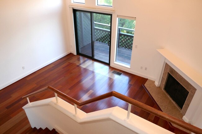 Building Photo - UPDATED TWO BED / TWO AND HALF BATH HEADLANDS CONDO WITH SWEEPING VIEWS