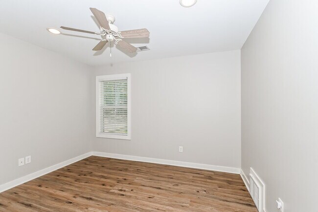 Building Photo - 2701 Maple Hill Dr