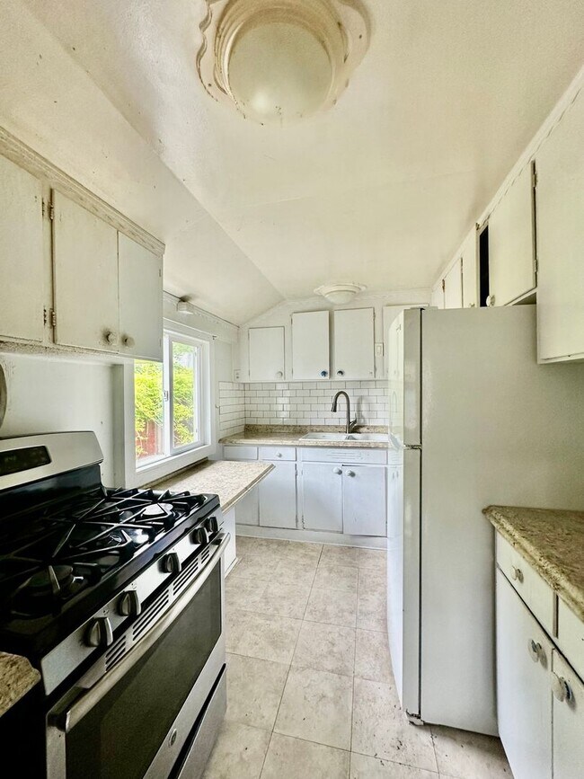 Primary Photo - 825 Carolina St