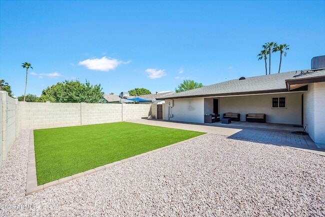 Building Photo - 1922 E Laguna Dr