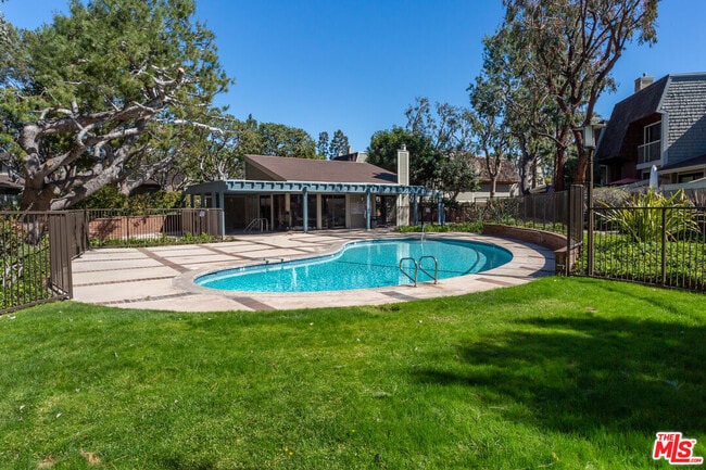 Building Photo - 13326 Maxella Ave