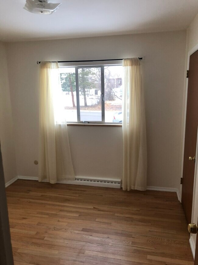 bedroom - 891 S Taft St