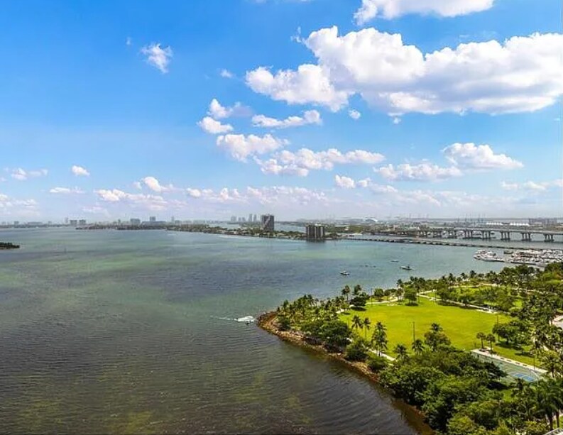 Building Photo - 2020 N Bayshore Dr
