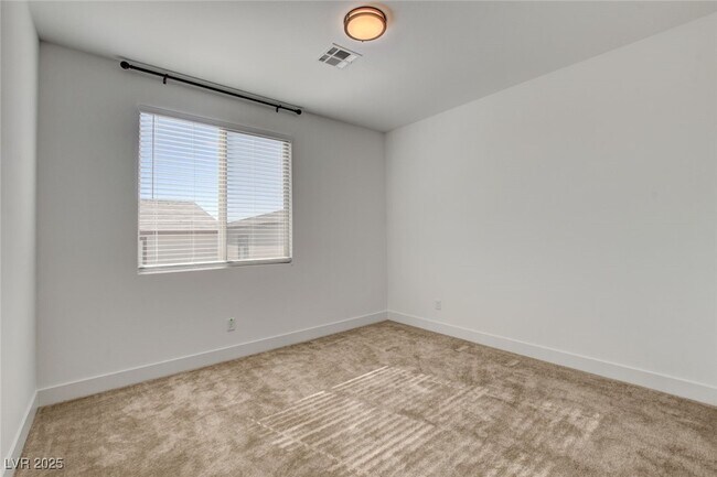 Building Photo - 1305 Azure Jay Ave