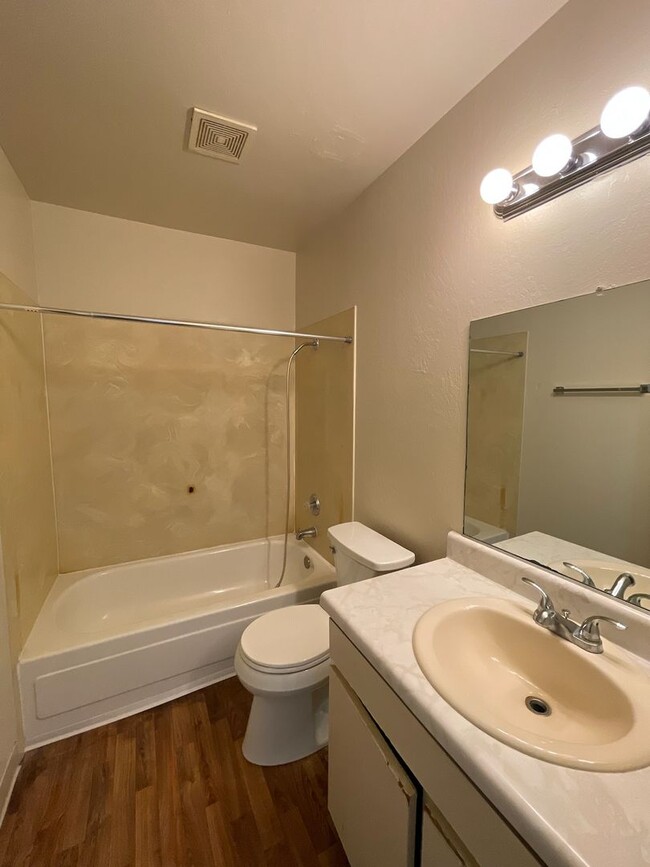 Building Photo - Large Upstairs 2-Bedroom with New Carpet & On-Site Laundry