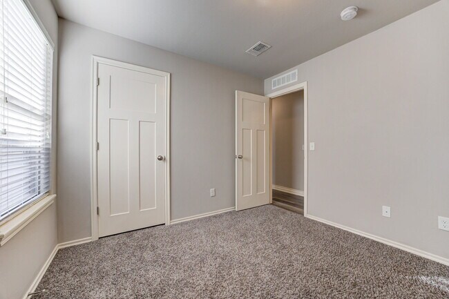 Building Photo - 806 Barbaroot Dr