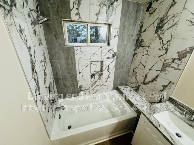 Building Photo - 136 Greentree Dr