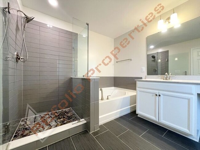 Building Photo - Beautiful 4 Bedroom 2.5 Bathroom End Unit ...