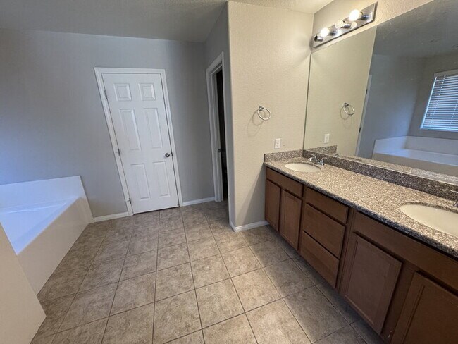 Building Photo - 235 Moonshot St