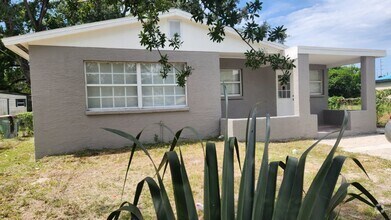 Building Photo - Renovated 4/2 Home Tampa Available Now