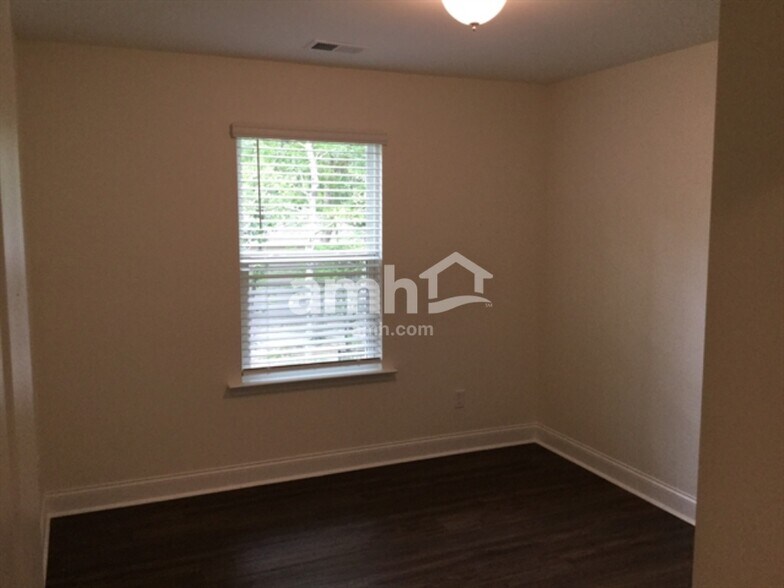 Building Photo - 218 Swan Dr