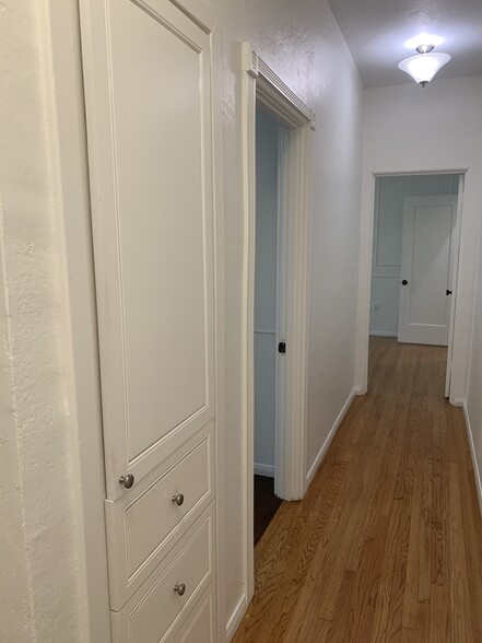 Building Photo - 802 N Sweetzer Ave