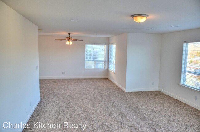 Building Photo - 4 br, 4.5 bath House - 1361 Thompson Street