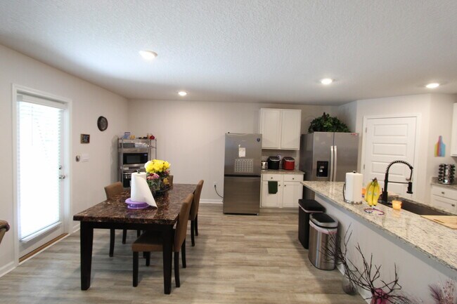 Building Photo - 5372 Wyndell Cir