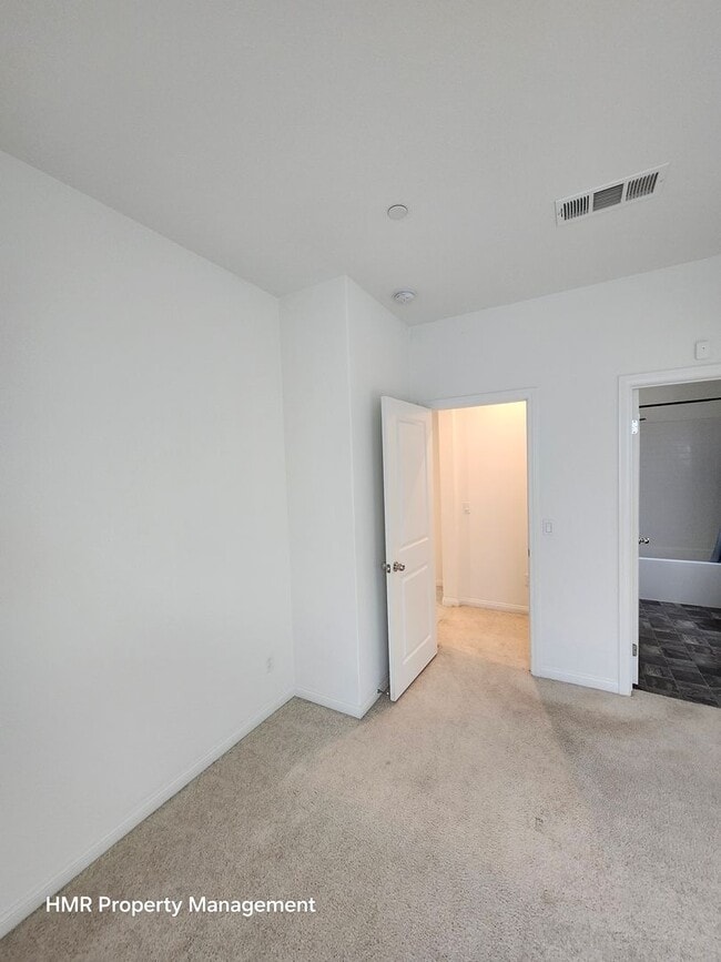 Building Photo - Beautiful two story 5 bedroom in ontario R...