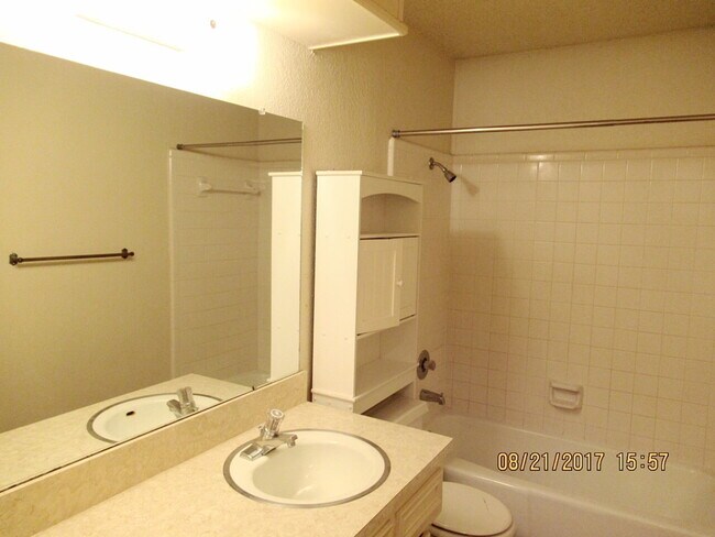 Building Photo - Duplex Conveniently Located Next to the Elementary, Jr. High & Park!