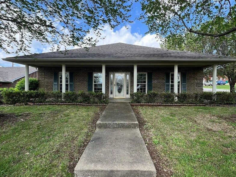 Primary Photo - 300 Oaklawn Dr