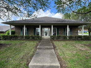 Building Photo - 300 Oaklawn Dr