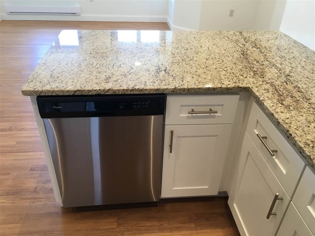 Building Photo - 875 Elm St