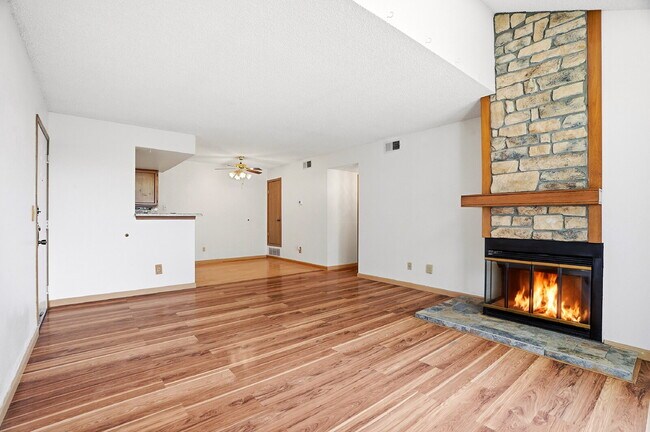 Building Photo - $1,695.95 - 2 Bed, 2 Bath Condo in Aurora with Central AC, and In Unit Laundry!