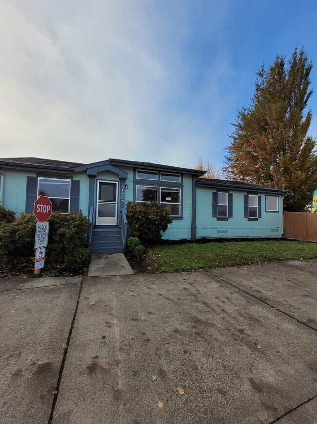Building Photo - Pet Friendly 3 Bed : 2 Bath Home w/2 Car Garage & Access Ramp (Tangent)