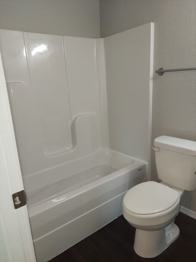 Building Photo - Beautiful 3 Bedroom Townhome in Alma!! *Move in Special*