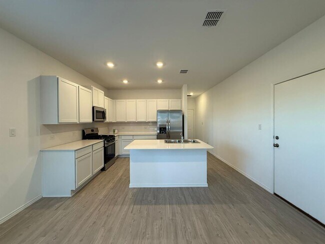 Building Photo - 561 Sormonne Lp