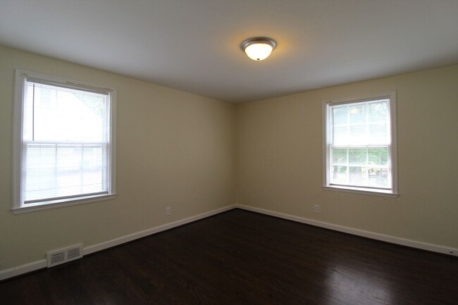 Building Photo - May FREE On This 2 Bedroom Duplex in North Kansas City