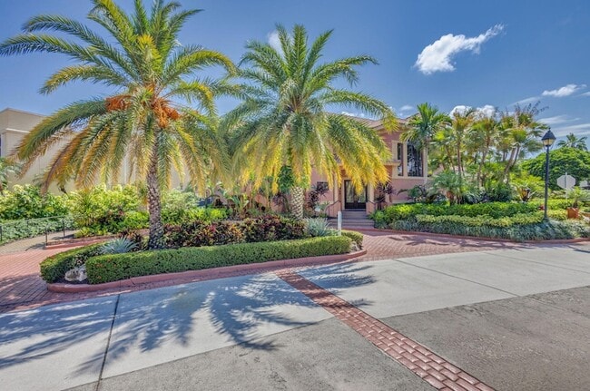 Building Photo - 500 Uno Lago Dr