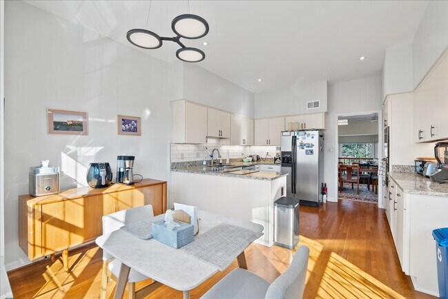 Building Photo - Beautiful End-Unit Townhome with Spacious Interior and Outdoor Living