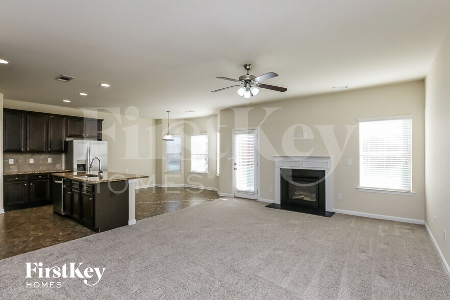 Building Photo - 403 Live Oak Pass