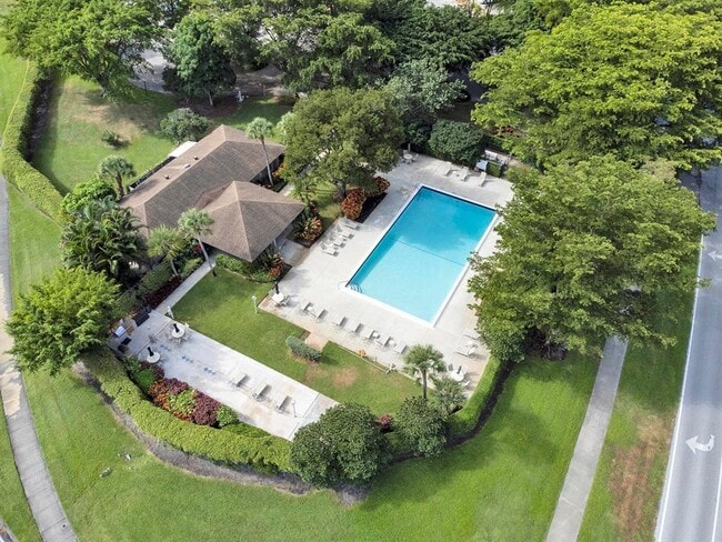 Building Photo - 4030 W Palm Aire Dr
