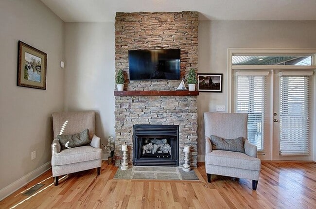 Building Photo - GORGEOUS LAKE HOUSE! 3 Bedrooms/3.5 Baths on Boone Lake, Private Dock, Fireplace & More! $3,900 m...