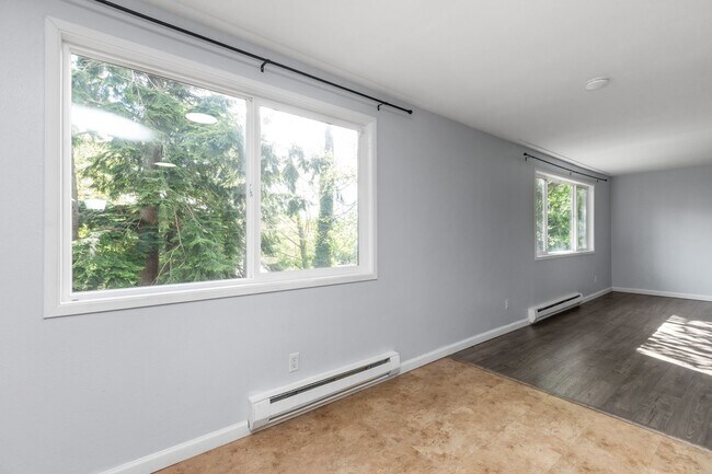 Building Photo - 6118 Kenwood Dr