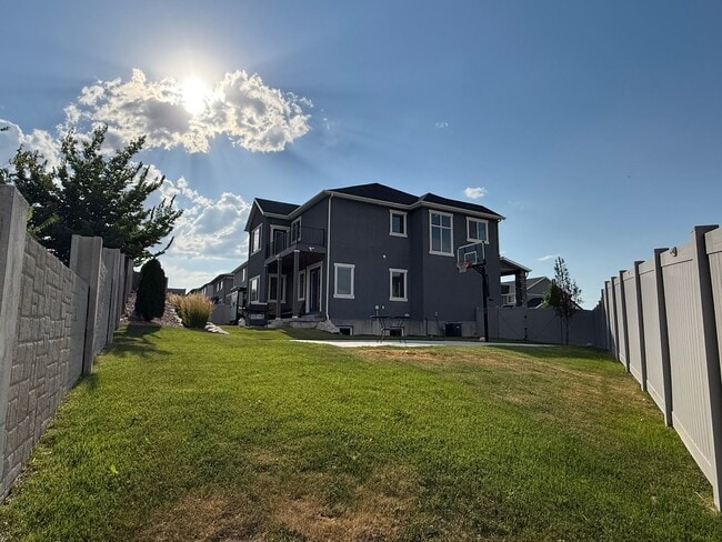 Building Photo - Luxury 7-Bedroom Home with Office, Dayligh...