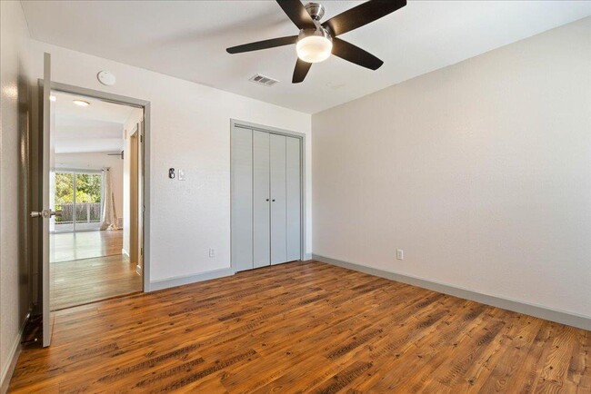Building Photo - 2302 Berkett Dr