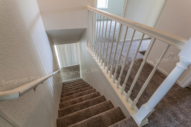 Building Photo - 3 Bedroom Town-home in Northeast Fort Coll...