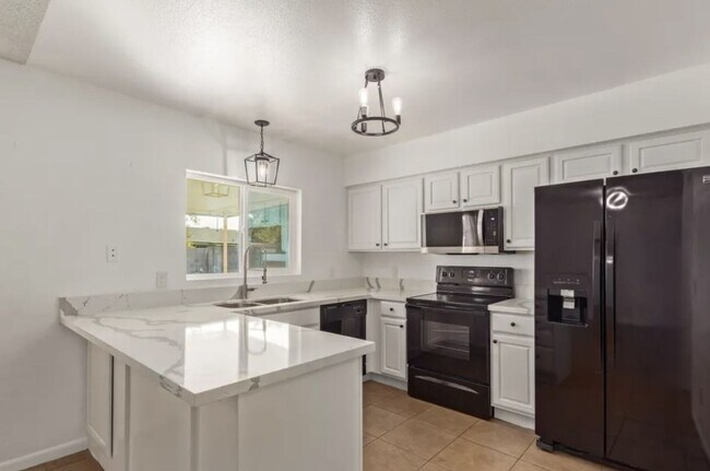 Building Photo - Charming & Updated 3-Bedroom Home in a Prime Location!