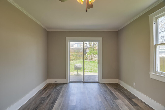 Building Photo - East Nashville Cottage!