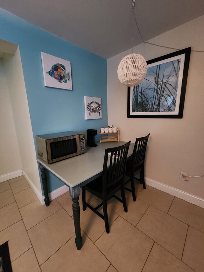 Building Photo - OFF-SEASON LOWER SUITE 2 BED/1BATH/LIVING ROOM