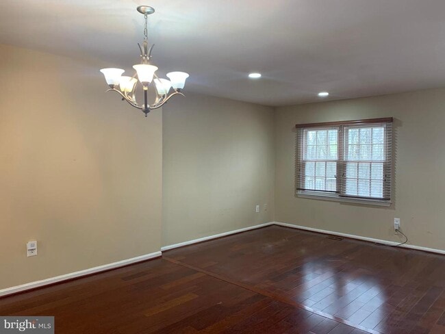 Building Photo - 3027 Mozart Dr